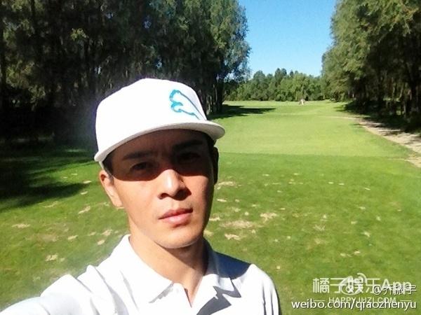 还记得《雪花女神龙》里的欧阳明日吗？他现在长这样