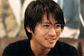 追着梦还把钱赚了！韩寒以前在争议中成名，如今在平静中发大财图片