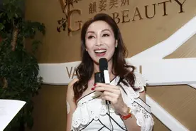 郭可盈不能再瘦了，穿白色斜肩衣配喇叭裤，眼睛凹陷显老5岁不止图片