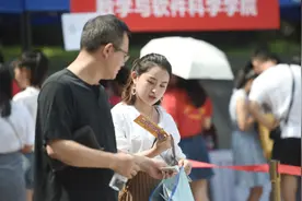 河南某大学推出“男女混寝”制度，引发家长不满，直言有隐患图片