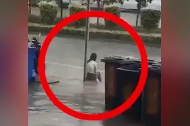 广西：女子独自一人坐在雨中哭泣，衣服湿透，看着让人心疼图片