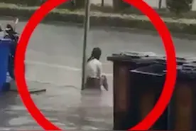 广西：女子独自一人坐在雨中哭泣，衣服湿透，看着让人心疼图片