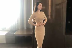 吉娜为了秀身材，穿“无痕衣”大胆过六一，凹凸身材实力抢镜图片