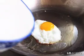 才明白，煎鸡蛋第一步不是放油，学会大厨的做法，鸡蛋完整还鲜嫩图片