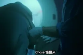 病人做脑部检查，不料耳朵却流出了血液，这可将检查的医生吓坏了视频封面