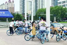 记者连续两天走访冰城街头：“助力小蓝车”骑行者有人戴头盔！黑龙江省交警部门回应图片