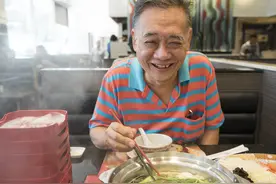 中国年纪最大的心脏移植病人，术后性情大变，像精力过剩的小伙子图片