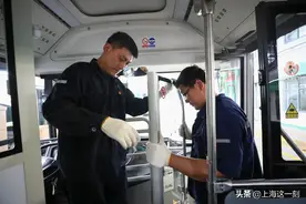 上海所有公交车驾驶室将加装隔离防护门图片