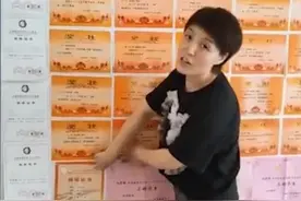 江苏一妈妈用两孩子的奖状装饰电视墙：哥哥堂哥堂姐均毕业于清华图片