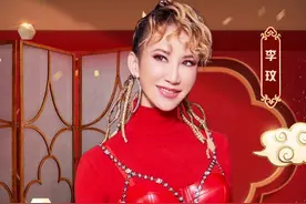 46岁李玟真会玩，“钻石内衣”外穿秀身材，与印小天尬舞够火辣图片