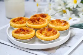 做蛋挞加入黄桃果肉，外皮酥脆内馅香滑，孩子说比外面卖得好吃图片