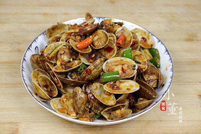 花蛤这样做才好吃，大厨教你秘制做法，吐沙干净没腥味