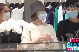 41岁关悦罕见现身，与友商场豪买扫货，还不忘给佟大为添置新衣图片