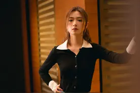 万茜不做"姐姐"，紧身针织衫勒出傲人胸围，半扎丸子头真甜美图片