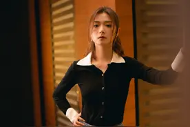 万茜不做"姐姐"，紧身针织衫勒出傲人胸围，半扎丸子头真甜美图片