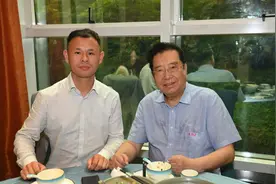 82岁李双江罕曝光，用2万元手机聚餐饭店奢华，满头黑发精神抖擞图片