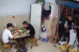 四川一饭馆上演猫抓老鼠，动作干脆堪比大片，一旁顾客看得直挠头图片