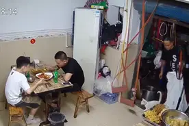 四川一饭馆上演猫抓老鼠，动作干脆堪比大片，一旁顾客看得直挠头图片