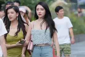 小姐姐身穿蓝色羽毛吊带搭配蓝色牛仔喇叭裤，时髦有个性，很高级图片