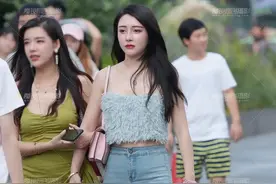 小姐姐身穿蓝色羽毛吊带搭配蓝色牛仔喇叭裤，时髦有个性，很高级图片