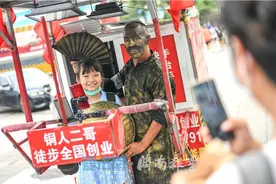 泉视界丨​五旬男子扮铜人雕塑 拉车带狗步行四千里图片