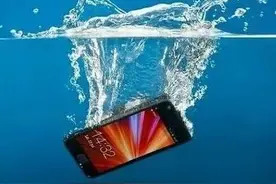 手机掉水里怎么办？真的要换手机了？图片