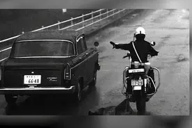 1968年日本一男子冒充警察，几分钟抢走3亿元，警方悬赏9亿仍无果图片