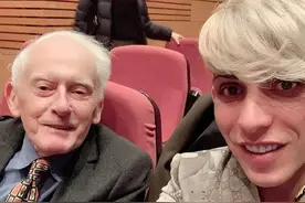 80岁牧师爱上28岁男模，为爱放弃一切终病逝，小丈夫继承全部财产图片