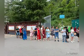 高考首日，“旗袍老师”祝瓮安考生旗开得胜图片