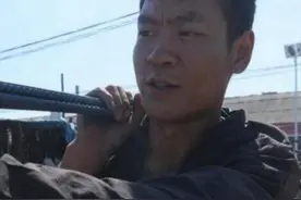 农村90后打工男孩，凭自己本事成包工头，工人都想跟着他一起干活图片