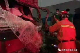 两大车京礼高速隧道内追尾，消防紧急破拆抢救驾驶员图片