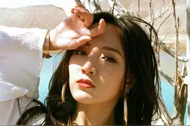 烟瘾难耐？孟佳被曝深夜躲绿植后吸烟，一旁助理帮忙打掩护图片