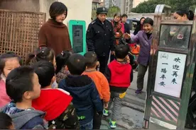 父母接娃放学，有几种行为挺掉价，还容易拉低老师对孩子的好感图片