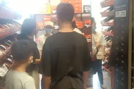工人带孩子买耐克疑遭歧视 当事人回应质疑：没超高消费图片
