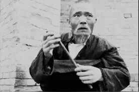 故事：赵瘸子经常来我家，开口就管我妈叫大姐，磨磨蹭蹭的就是不走图片