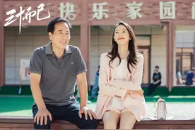 《三十而已》顾佳不惧婚变：女儿的底气，来自父亲的坚实依靠图片