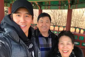 于晓光很孝顺，昔日陪老婆出门还带上父母，秋瓷炫还不抢公婆风头图片