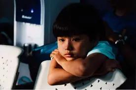 女孩问"我被打了能还手吗？"爸爸的回答尽显高智商，值得学一学图片