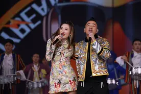 陈小春真挺时髦的，和应采儿穿情侣装，“莫西干”发型也不土图片