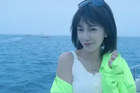 乡爱“李秋歌”热舞衣着老气，坐豪华游艇出海，一条项链却反复戴图片
