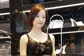 江一燕身材原来这么好！穿吊带背心搭短裙秀蛮腰，真是又美又大气图片