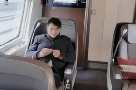 大衣哥“露出真面目”？出门坐商务座，还有助理随行，被指排场大图片