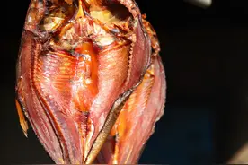 腌腊鱼，直接抹盐可不行！多做2步，腊鱼更香更入味，保存时间长图片