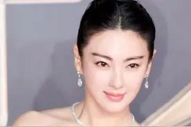 用剪刀剪八爪鱼腿的美女：张雨绮图片