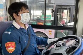 全民战疫•城市面孔｜开着空公交行驶在冷清街头图片