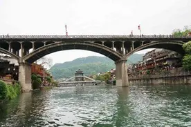 历经380公斤炸药，2000多个钻孔的"桥坚强"，让"伪专家们"汗颜图片