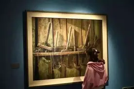 淡黄的长裙，蓬松的头发，去古堰画乡看油画！图片