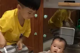 哥哥趁爸妈不在家，准备铁锅"炖"弟弟，宝妈：到家就差点火了图片