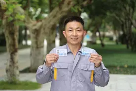56岁保洁员3个月考取两张证：努力的人会遇见更好的自己图片
