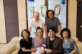 郎朗首晒儿子正脸照！吉娜抱娃满脸笑身材辣，婆婆穿碎花裙更抢眼图片